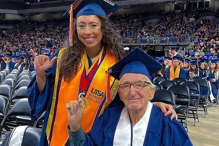 Rene Neira (kanan) yang berusia 88 tahun berusaha meraih gelar sarjananya selama lebih dari 70 tahun akhirnya lulus, dan berhasil lulus bersama cucunya  Melanie Salazar, yang berusia 23 tahun.
