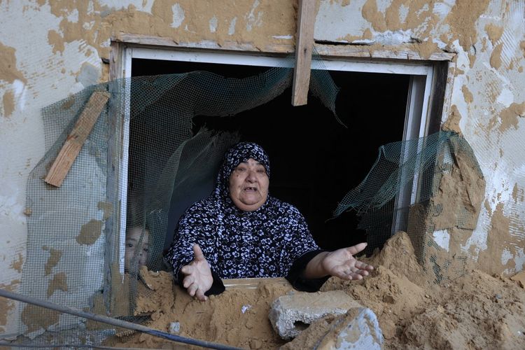Kondisi pengungsi Gaza saat perang Israel-Hamas. Seorang perempuan Palestina bereaksi setelah serangan militer Israel ke kamp pengungsi Rafah, di selatan Jalur Gaza pada 15 Oktober 2023.