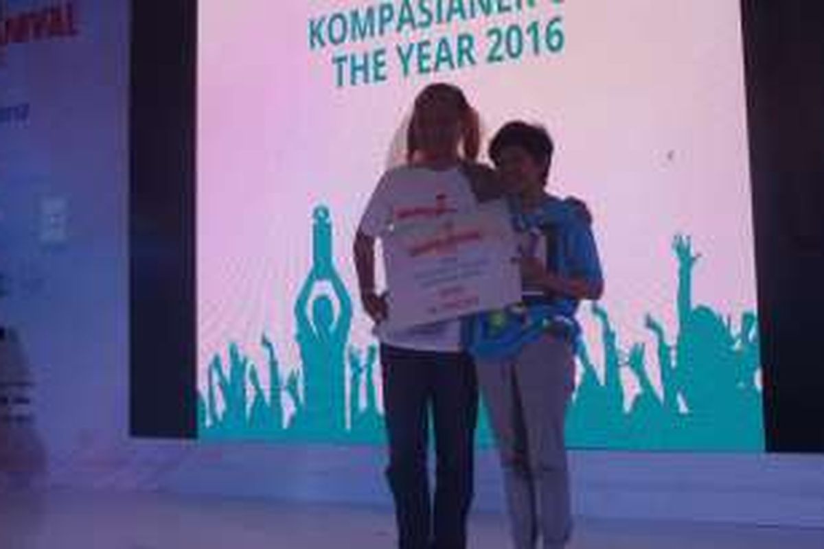 Salah satu penerima Kompasianival Award 2017, Yayat, memenangkan kategori Kompasiana of the Year dalam acara Kompasianival di gedung Smesco, Jakarta, Sabtu (8/10/2016).