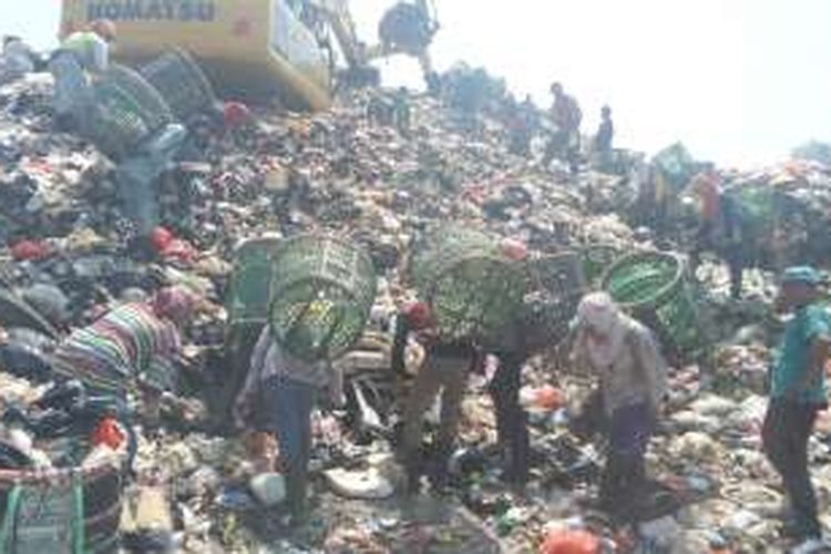 Ada ratusan pemulung yang setiap hari mengais sampah di TPST Bantargebang