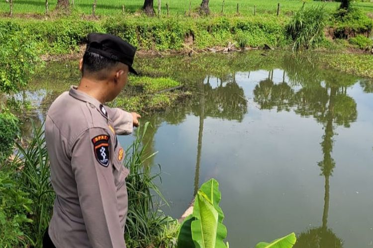 Aparat kepolisian di Kabupaten Gowa, Sulawesi Selatan menggelar olah tempat kejadian perkara (TKP) terkait tewasnya seorang remaja di kolam bekas tambang galian C. Sabtu, (10/2/2024).
