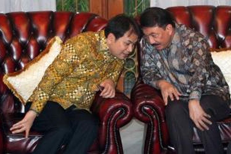 Calon Kapolri Komjen Pol Budi Gunawan (kanan) berbincang dengan Ketua Komisi III DPR Azis Syamsudin saat mendapat kunjungan di kediamannya Jalan Duren Tiga Barat VI, Pancoran, Jakarta Selatan, Selasa (13/1/2015).