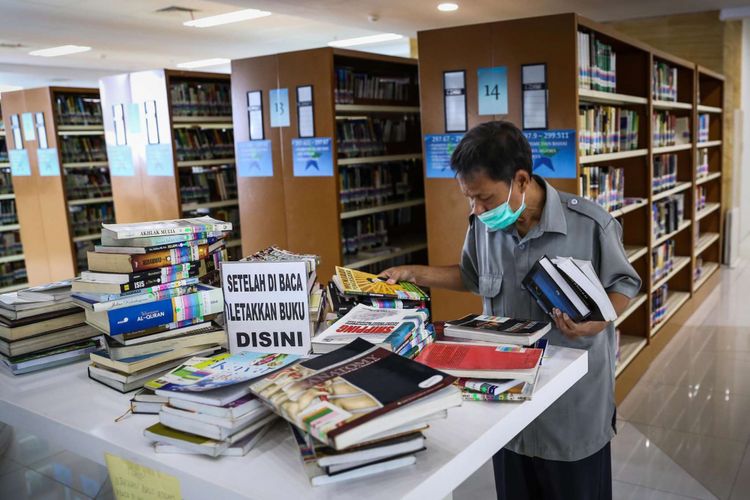 Pustakawan merapihkan tumpukan buku-buku di Perpustakaan Nasional di Jalan Medan Merdeka Selatan, Jakarta Pusat, Rabu (8/11/2017). Perpustakaan Nasional dengan total 24 lantai dan tiga ruang bawah tanah merupakan gedung perpustakaan tertinggi di dunia. KOMPAS.com/GARRY ANDREW LOTULUNG