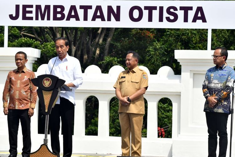 Presiden Joko Widodo (kedua kiri) menyampaikan sambutan didampingi Menteri Dalam Negeri Tito Karnavian (kedua kanan), Wali Kota Bogor Bima Arya (kanan) dan Menteri Investasi/Kepala Badan Koordinasi Penanaman Modal (BKPM) Bahlil Lahadalia (kiri) saat meresmikan jembatan Otista, Kota Bogor, Jawa Barat, Selasa (19/12/2023). Revitalisasi jembatan Otista, Kota Bogor yang menggunakan anggaran bantuan Provinsi Jawa Barat sebesar Rp50 miliar dan dikerjakan selama 7,5 bulan tersebut sebagai upaya mengatasi kemacetan di Kota Bogor. ANTARA FOTO/Arif Firmansyah/nym.