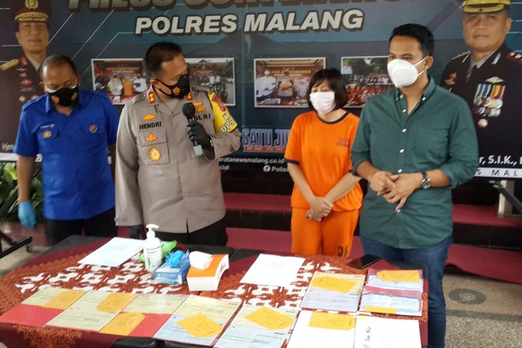 Kapolres Malang AKBP Hendri Umar saat merilis penangkapan terhadap Branch Manager Bank Mega Malang akibat penipuan di Mapolres Malang, Kamis (26/11/2020).