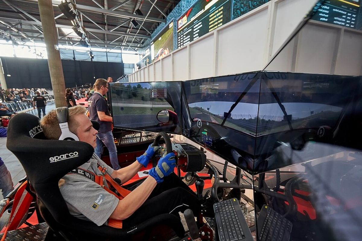 Indonesia jadi sekian negara yang mulai mengembangkan digital motorsport, salah satunya lewah game simulator balap.