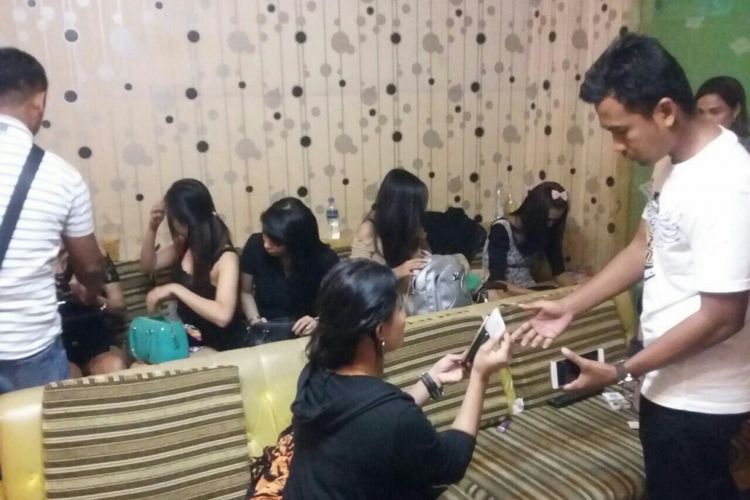 Petugas kepolisian dari Ditreskrimum Polda Jatim tengah mengambil keterangan pekerja di tempat karaoke Kimura, Kota Madiun, Kamis (25/1/2018) dini hari.