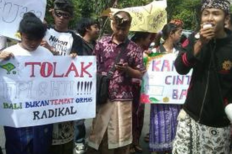 Warga Bali yang tergabung dalam Aliansi Bali Dwipa berunjuk rasa di depan Mapolda Bali, Senin (16/9/2013) menolak ormas radikal.