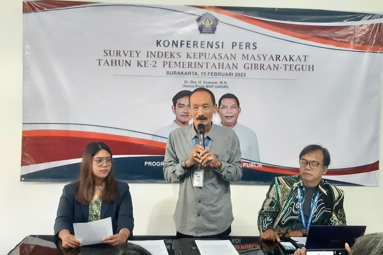 Konferensi pers hasil survei indeks kepuasan masyarakat (IKM) tahun kedua Pemerintahan Gibran-Teguh yang dilakukan oleh Program Studi Magister Administrasi Publik (MAP) Universitas Slamet Riyadi (Unisri) Solo, Jawa Tengah, Rabu (15/2/2023).