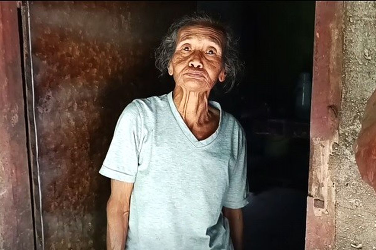 Mbah Jirah, pemandi jenazah yang bahagia karena rumahnya masuk dalam program bedah rumah TMMD ke 126 tahun di Magetan. Selaam 30 tahun, rumah yang ditempati tak tersentuh perbaikan karena kondisi ekonomi yang hanya bekerja sebagai buruh tani.