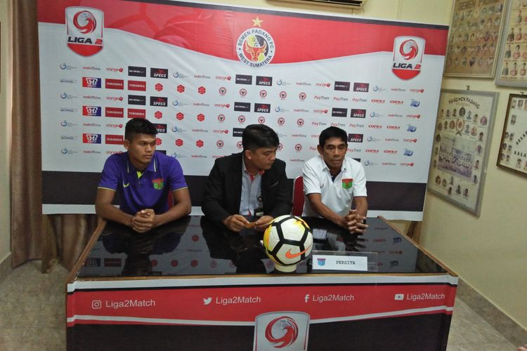 Pelatih Persita Eli Idris saat jumpa pers.