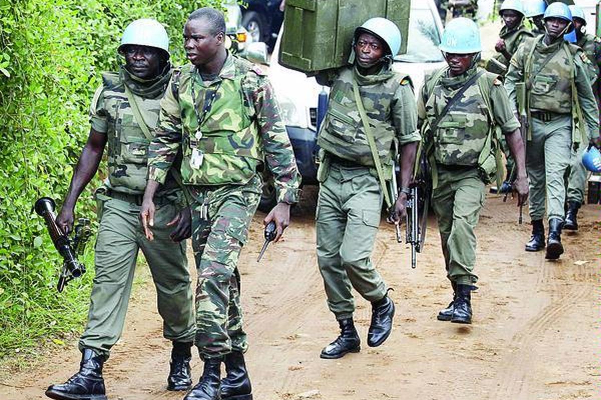 Pasukan keamanan Perserikatan Bangsa-Bangsa (PBB) berpatroli di Abidjan, Pantai Gading, Kamis (16/12). Sekretaris Jenderal PBB Ban Ki-moon menolak perintah Presiden petahana, Laurent Gbagbo, yang meminta pasukan PBB dan juga tentara Perancis meninggalkan Pantai Gading.