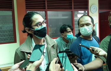 Angga Dwimas Sasongko selaku Direktur Utama Rumah Produksi Visinema Pictures hadir di Pengadilan Negeri Jambi, pada Kamis (4/2/2021). Angga hadir sebagai saksi pembajakan film Keluarga Cemara di website Duniafilm21. 