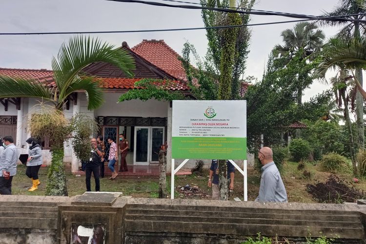 Sebuah rumah milik terpidana kasus Jiwasraya di Kelurahan Cijoro Pasir, Kecamatan Rangkasbitung, Kabupaten Lebak, disita oleh Kejaksaan Agung Jumat (29/10/2021).