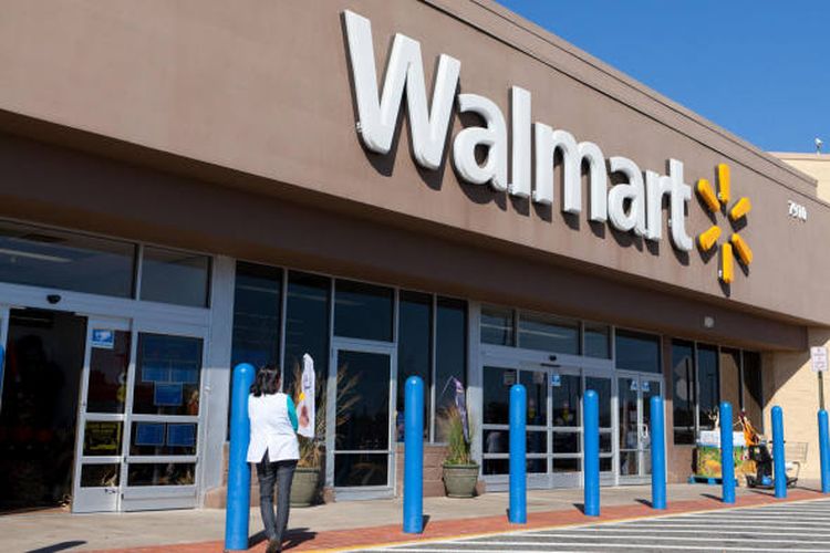 Walmart juga menerapkan jam operasional khusus untuk kalangan yang rentan terpapar virus Corona, mulai pukul 07.00 pagi. Badan Pengawas Obat dan Makanan Amerika Serikat (FDA) memperingatkan masyarakat untuk menghindari konsumsi udang beku asal Indonesia yang dijual di tokok-toko AS.