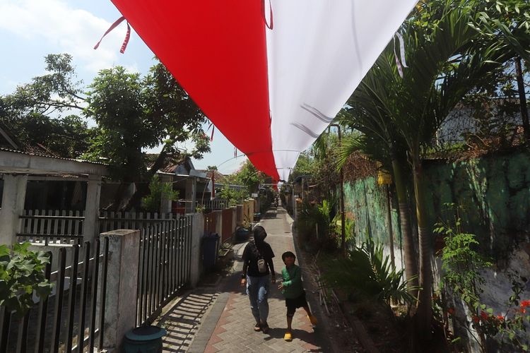 Sambut HUT RI, Warga Mojokerto Bikin Lorong Merah Putih dari Kain Sepanjang 250 Meter