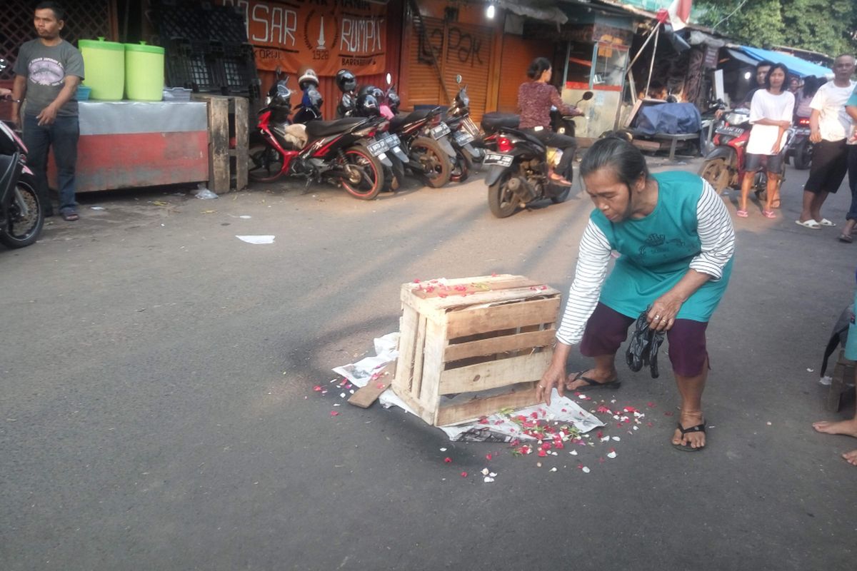 Warga menabur bunga di lokasi tewasnya Tarminah yang tertimpa besi proyek Rusunawa Pasar Rumput, Jakarta Selatan, Minggu (18/3/2018).