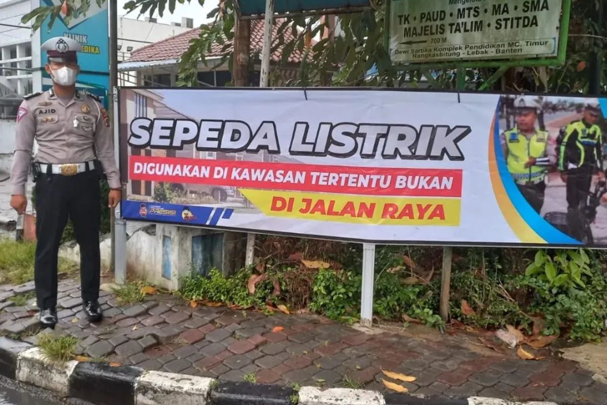 Polres Lebak memasang sejumlah spanduk larangan sepeda listrik beroperasi di Jalan Raya, Selasa (19/7).