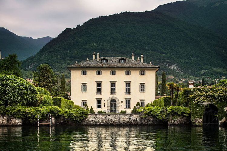 Tampak depan Villa Balbiano di tepi Danau Como, Italia. Vila ini menjadi salah satu lokasi syuting film House of Gucci.