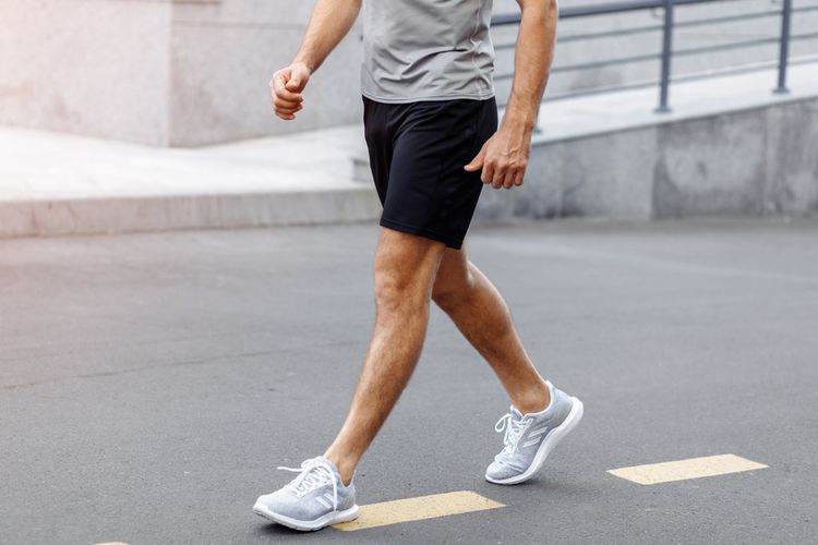 Salah satu manfaat jalan kaki 30 menit adalah dapat meningkatkan kesehatan tulang dan sendi.