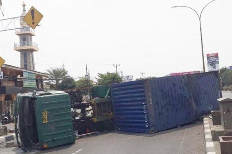 Truk kontainer terguling di Flyover Kranji, Jalan Sultan Agung, Kota Bekasi, Kamis (31/10/2019). 
