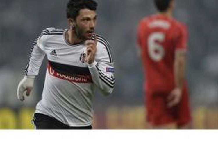 Pemain Besiktas, Tolgay Ali Arslan merayakan gol yang dicetaknya ke gawang Liverpool pada leg kedua babak 32 besar Liga Europa di Ataturk Olympic stadium, Kamis (26/2/2015).