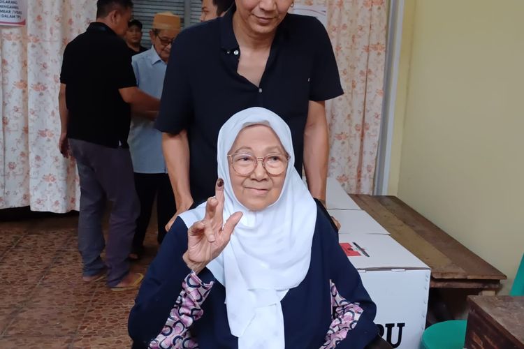 Bunda Iffet nyoblos di daerah Duren Tiga, Jakarta Selatan, Rabu (14/2/2024).