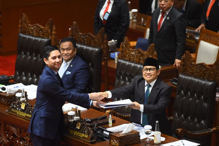 Wakil Ketua DPR RI Koordinator Bidang Koordinator Kesejahteraan Rakyat (Korkesra) Abdul Muhaimin Iskandar menerima laporan dari Wakil Ketua Komisi IV DPR RI Budisatrio Djiwandono terkai pembahasan RUU KSDAHE dalam Rapat Paripurna Ke-21 Masa Persidangan V Tahun Sidang 2023-2024 di Gedung Nusantara II, DPR RI, Senayan, Jakarta, Selasa (9/7/2024).