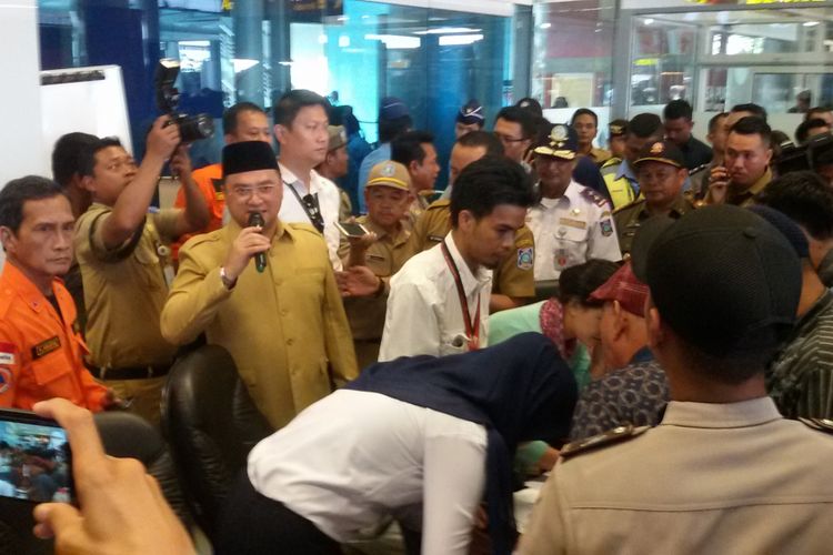 Gubernur Kepulauan Bangka Belitung Erzaldi Rosman saat memberi arahan di Bandara Depati Amir, Pangkal Pinang, Senin (29/10/2018).