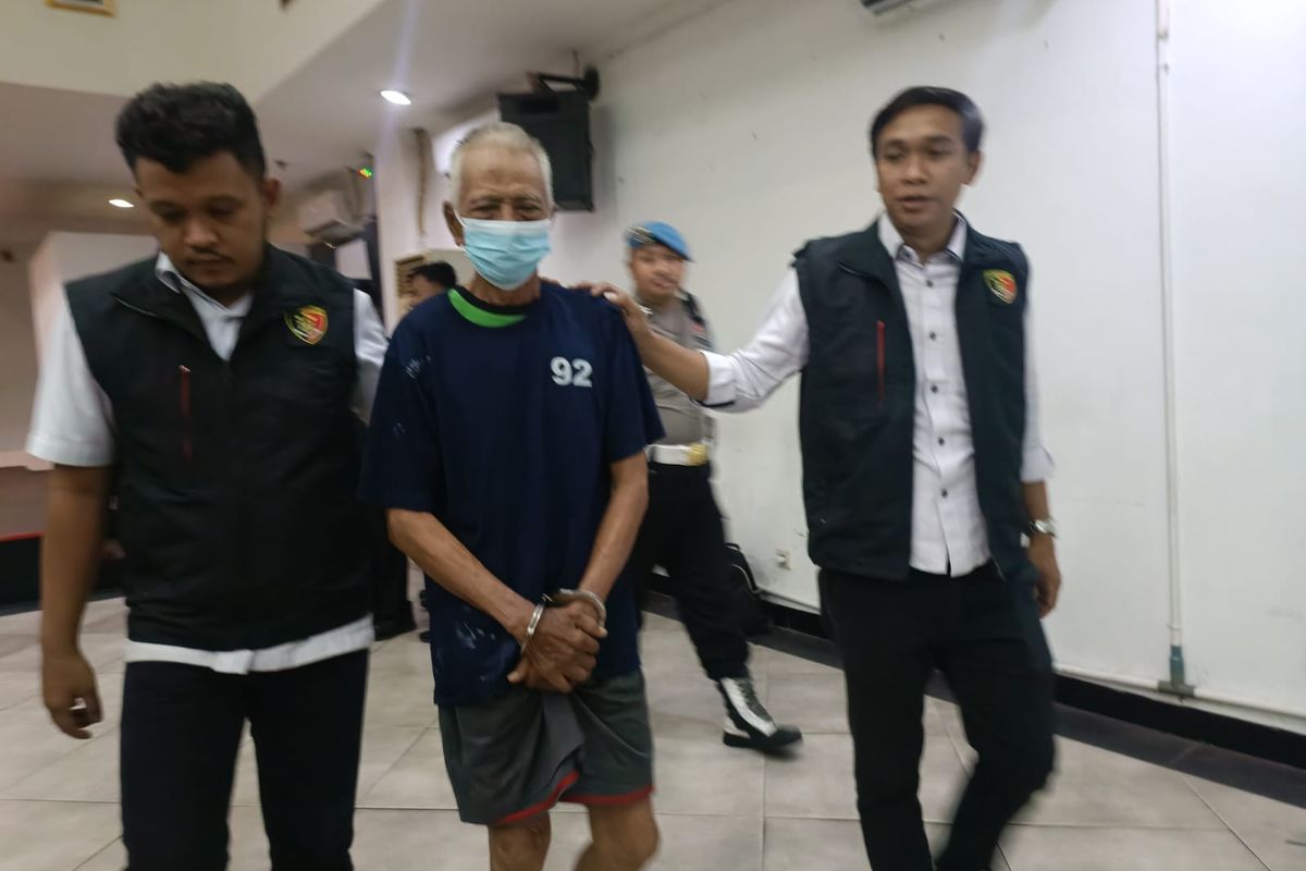 Pengungkapan kasus pencabulan bocah SD berinisial AA (7) oleh seorang lansia berinisial U (72) di Polres Metro Jakarta Timur, Senin (14/8/2023).