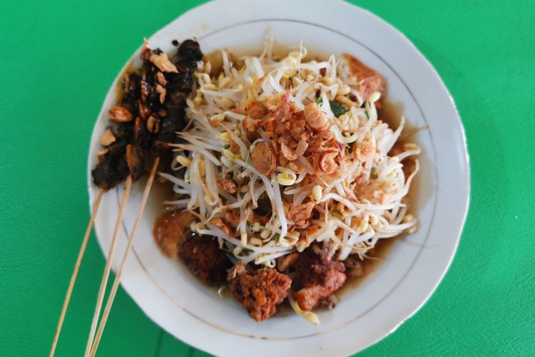 Ilustrasi lontong balap surabaya.