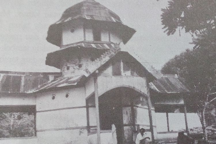 Tampak depan masjid tua di Patinbura, Papua. Masjid ini dibangun tahun 1870. 