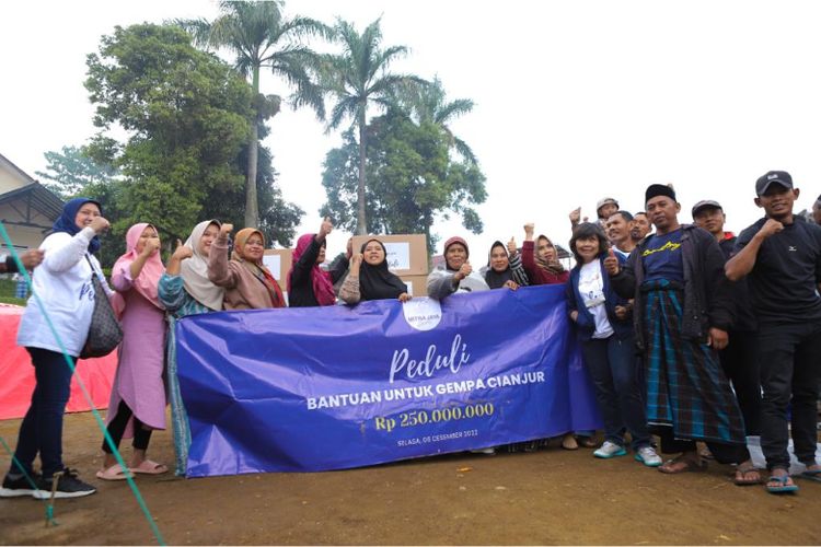 Penyaluran bantuan Mitra Jaya Group kepada pengungsi korban gempa bumi di Cianjur, Jawa Barat 

