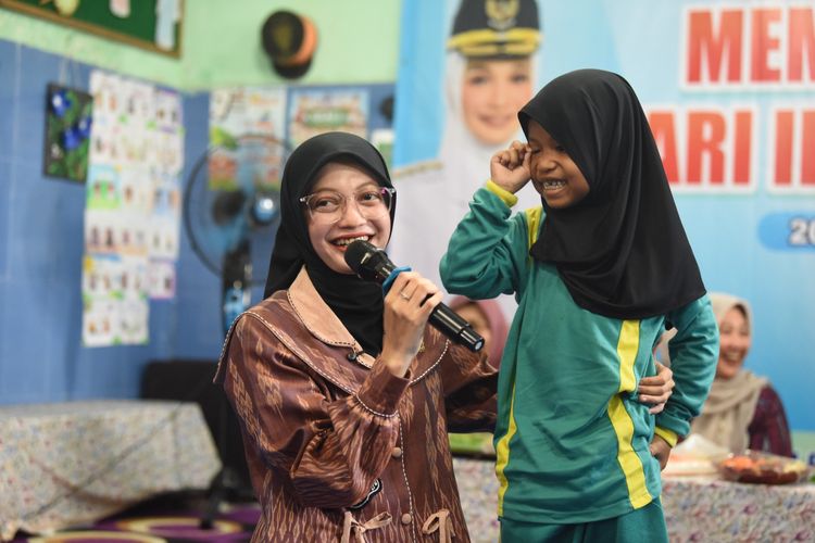 Wali Kota Kediri Vinanda Prameswati berinteraksi dengan siswa SDN Singonegaran 1 saat menyosialisasikan program Gemarikan Goes to School, Kamis (20/11/2025). Pemerintah Kota Kediri menargetkan indeks konsumsi ikan meningkat hingga 50 persen melalui edukasi manfaat protein hewani sejak dini.  