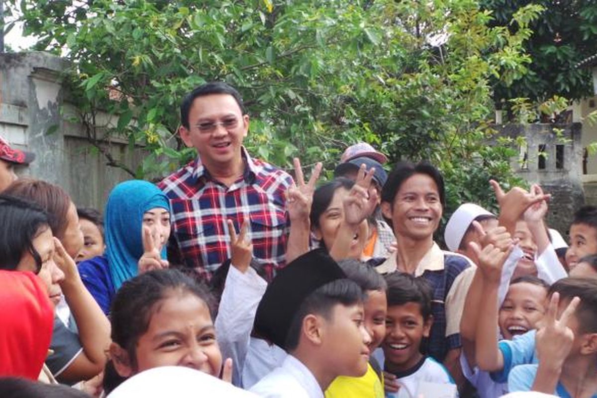 Calon gubernur nomor pemilihan dua DKI Jakarta Basuki Tjahaja Purnama atau Ahok saat blusukan ke Lubang Buaya, Cipayung, Jakarta Timur, Jumat (3/2/2017).