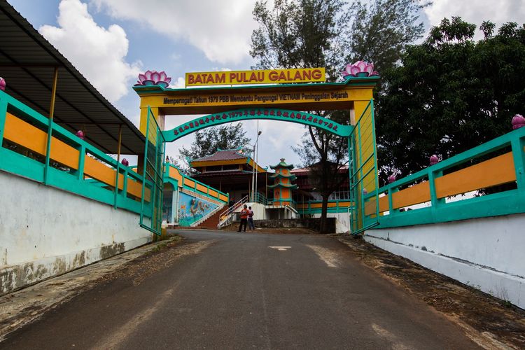 Suasana di Pagoda Quan Am Tu yang dibangun di kamp pengungsi di Pulau Galang, Kepulauan Riau, Minggu (8/2/2015). Di pulau inilah pengungsi dari Vietnam, Kamboja dan Thailand pernah ditampung oleh Pemerintah Indonesia. Sekarang kamp ini menjadi salah satu objek wisata sejarah di Batam.