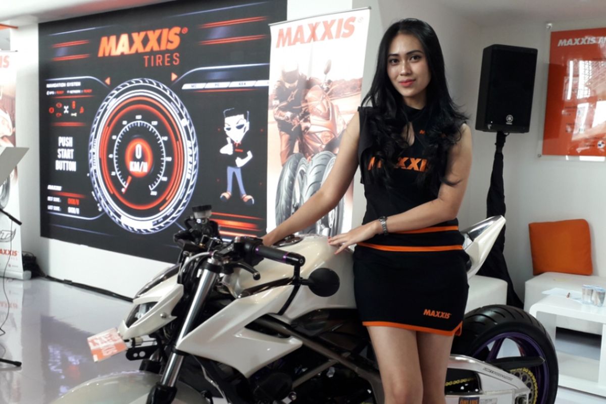 Seorang model berpose dengan Honda CB150R yang sudah dimodifikasi bergaya minor fighter. Motor tersebut dipamerkan di booth salah satu produsen ban yang tampil di GIIAS 2018 di ICE, BSD City, Tangerang pada 2-12 Agustus silam.