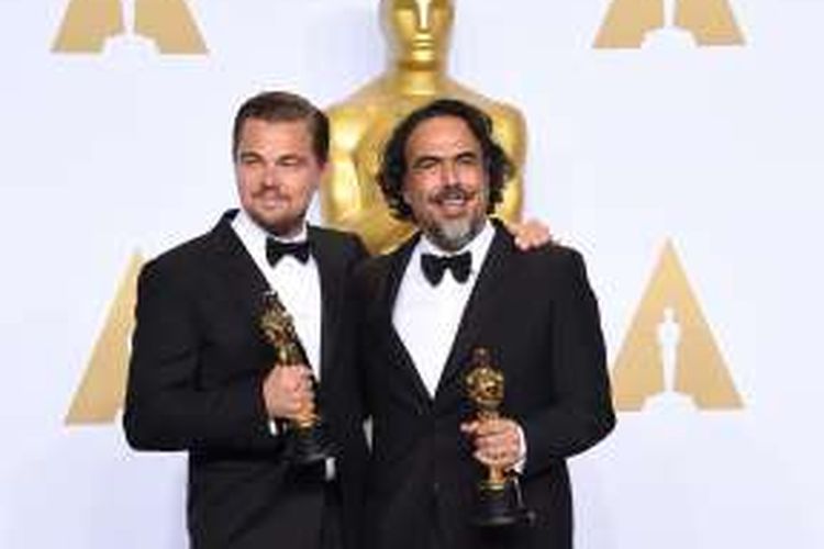 Leonardo DiCaprio (kiri) berfoto dengan Oscar untuk Aktor Terbaik dan sutradara film The Revenant, Alejandro G Inarritu, yang dinobatkan sebagai sutradara terbaik pada Academy Awards ke-88, Minggu (28//22016).