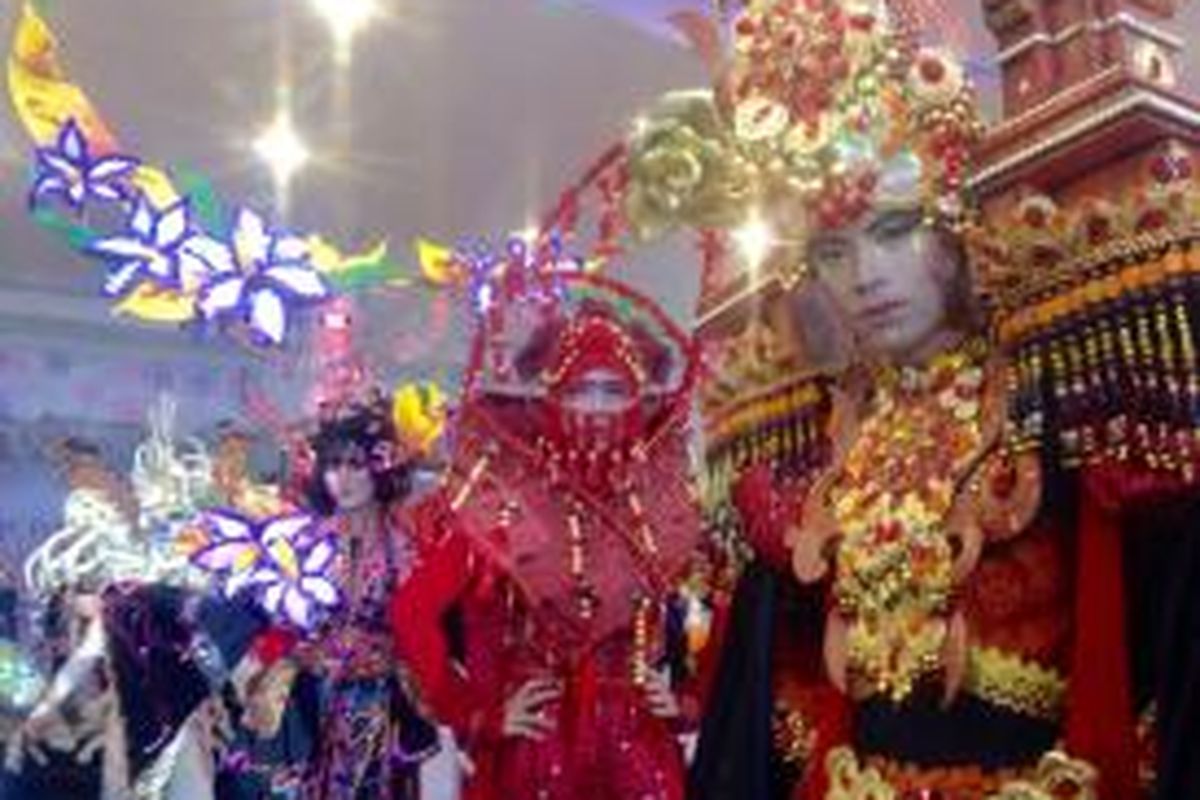 Dari 10 pola motif Artwear yang ditampilkan di Jember Fashion Carnaval, salah satunya adalah motif Majapahit.