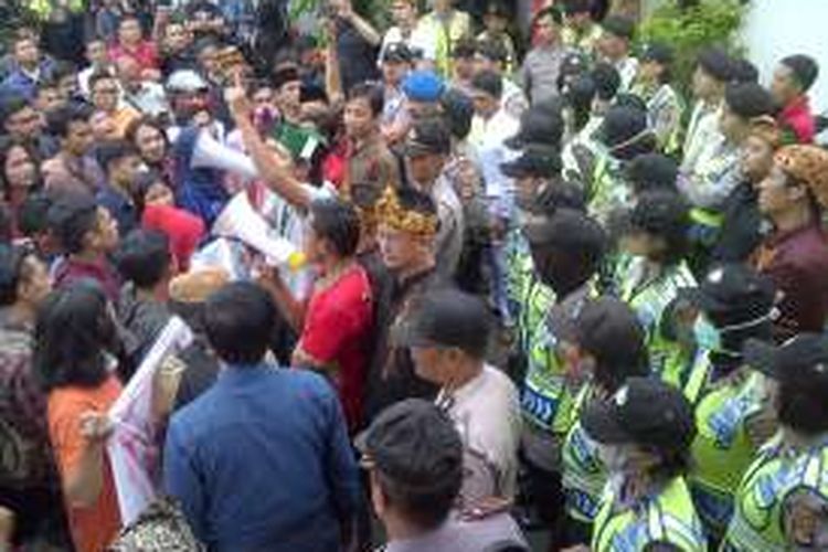 Demonstrasi Aliansi Mahasiswa Solidarity di pintu gerbang DPRD Kota Sukabumi, Jawa Barat, Jumat (1/4/2016)