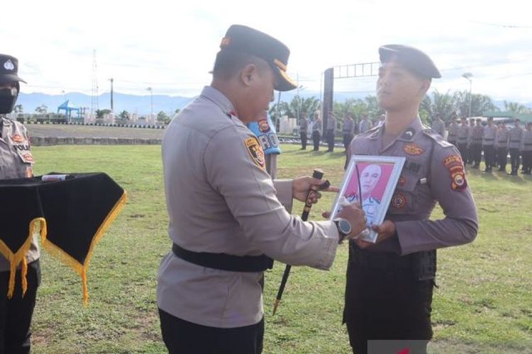 Kapolres Bengkulu Tengah AKBP Dedi Wahyudi saat menggelar upacara PDTH salah satu oknum yang tersangkut kasus narkoba.