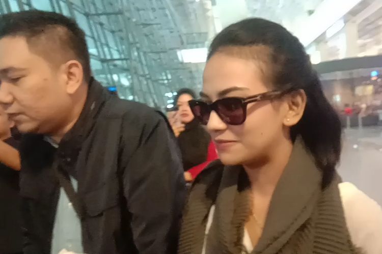 Vanessa Angel tiba di Terminal 3 Bandar Udara Soekarno-Hatta Tangerang, Banten, Senin (1/7/2019).