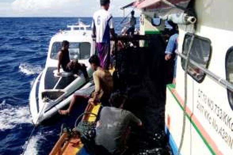 Sejumlah personil Polair Polda Gorontalo dan Basarnas melakukan pencarian Toni Tahalu yang hilang di teluk Tomini. Toni adalah nelayan yang menjaga rakit di laut antara Sulteng dan Gorontalo