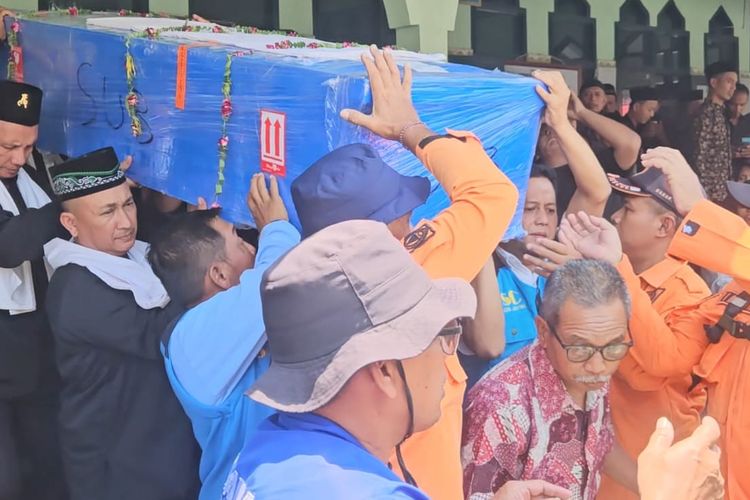 Tiba di Madiun, Jenazah Korban KM Virgo Dimakamkan di Belakang Sekolah Tempatnya Mengajar