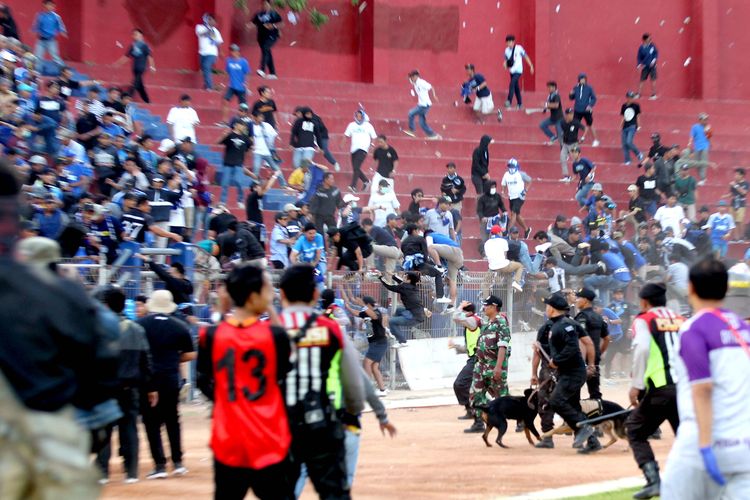 Suporter Persik Kediri dan PSIM Yogyakarta bentrok di menit akhir pertandigan Liga 2 2019 wilayah timur yang berakhir dengan skor 2-0 di Stadion Brawijaya Kediri, Jawa Timur, Senin (02/09/2019) sore.