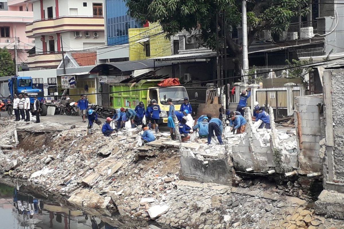 Kondisi turap Kali Tubagus Angke di Jalan Jembatan Gambang Raya, Pejagalan yang rubuh pada Selasa kemarin, Rabu (24/10/2018).