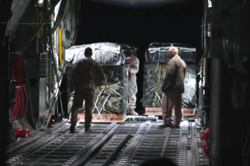 Pesawat AS Mulai Jatuhkan Bantuan di Gaza, Ada 66 Paket Berisi 38.000 Makanan