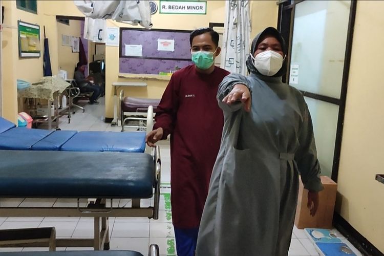 Sejumlah warga yang menjadi korban semburan api bocoran gas elpiji 3 kilogram mendapat penanganan medis di puskesmas Losari Kabupaten Cirebon Jawa Barat, Minggu (16/10/2022)