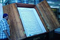 Jemaah di Banyuwangi Tadarus dengan Al Quran Raksasa