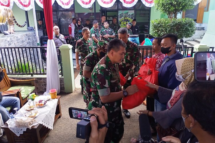 Sebanyak 50 warga Negara Islam Indonesia (NII) di Kecamatan Cilengkrang, Kabupaten Bandung mendeklarasikan diri ke Negara Kesatuan Republik Indonesia (NKRI) di Markas Komando Rayon Militer (Koramil) 2413 Cilengkrang. Deklarasi tersebut di pimpin langsung oleh Pangdam III Siliwangi Mayor Jendral (Mayjend) TNI Kunto Arif Wibowo.